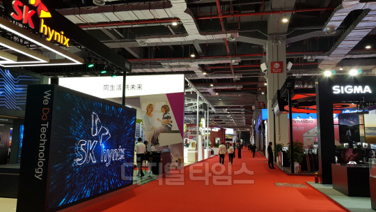 5일 중국 상하이에서 열린 제1회 중국국제수입박람회에 참가한 삼성전자와 sk하이닉스 등 한국업체들의 전시장 모습. 총 120여개국이 참가하는 이번 행사에서 시진핑 중국 국가주석 등 최고위층 인사들이 대거 참가해 국제사회에 시장개방의지를 알리고 있다. <박정일기자>